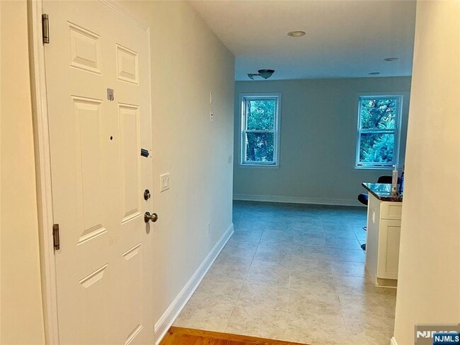 Building Photo - 10-12-12 Morton Pl