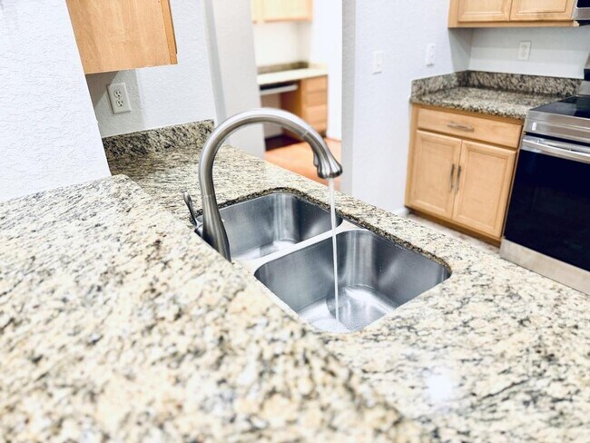 Building Photo - 2983 Ashland Ln S