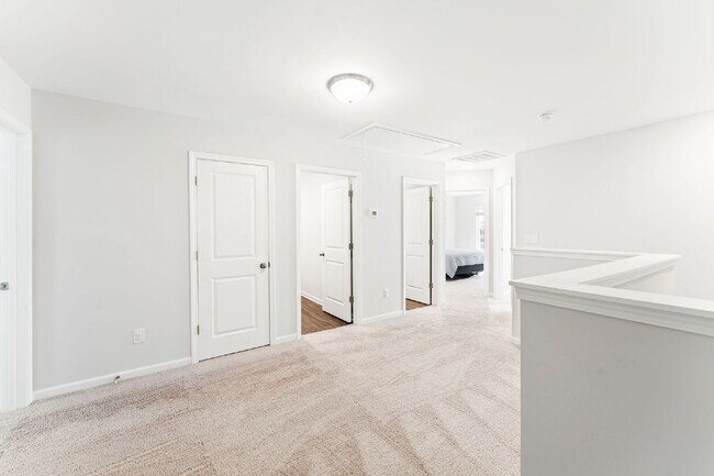 Building Photo - Sleek & Stylish 3 Bed, 2.5 Bath Townhome in Prime Location $2,100/mo rent