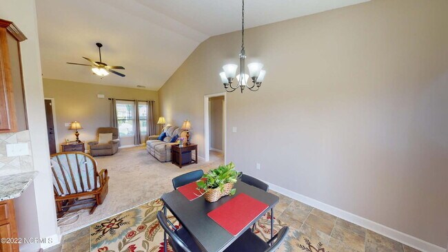 Building Photo - CHARMING ROSEWOOD HOME! 3 BR 2 BA w/ FENCED-IN BACKYARD