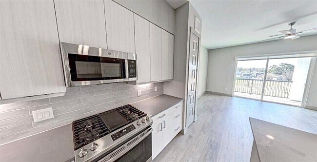 Building Photo - 401 W 25th St