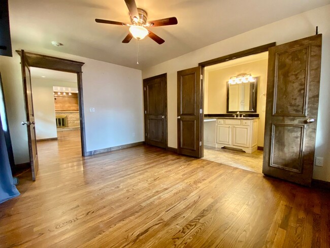 Building Photo - Gorgeous 2 Bed, 2 Bath with Flex Room in N...