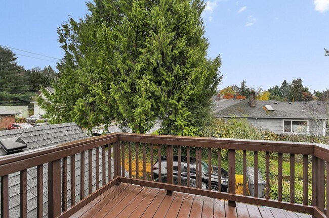 Building Photo - 3 bedroom, 2 bath gorgeous home now available by Mt. Tabor Park in SE Portland!