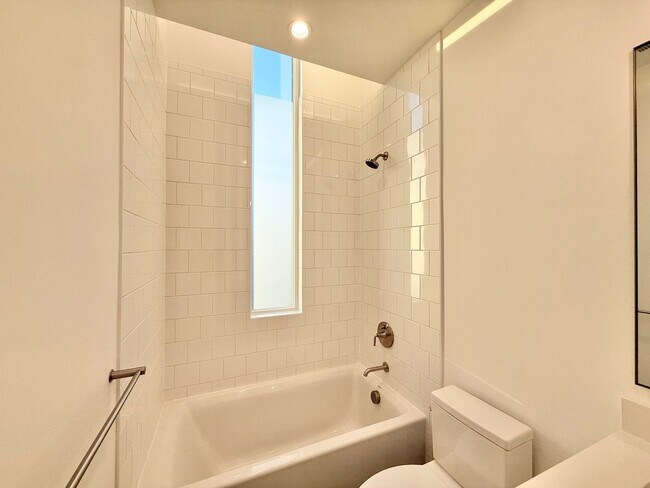 Building Photo - **OFFERING REFUNDABLE APPLICATION FEES** Beautiful 3BD, 3.5BA Downtown Raleigh Townhome with an A...