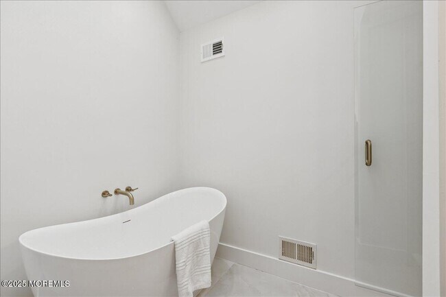 Building Photo - 18 Oak Knl Dr