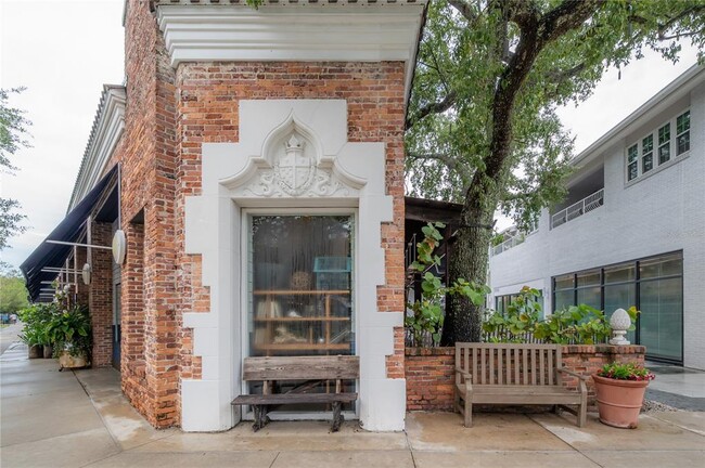 Building Photo - 762 S Village Cir