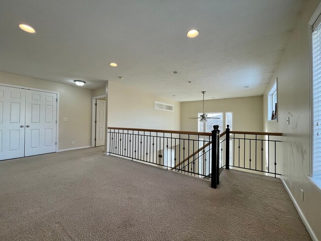 Building Photo - Spacious Midvale Townhome