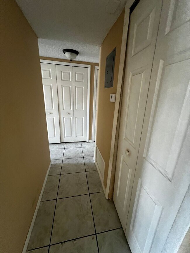 Building Photo - COMING SOON - 2 Bed 1 Bath Condo