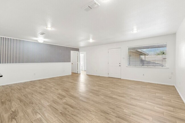 Building Photo - 1418 E Cres Dr