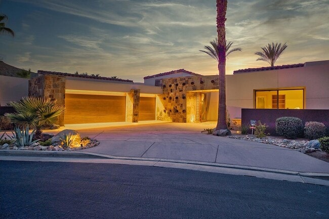 Building Photo - 9 Rockcrest
