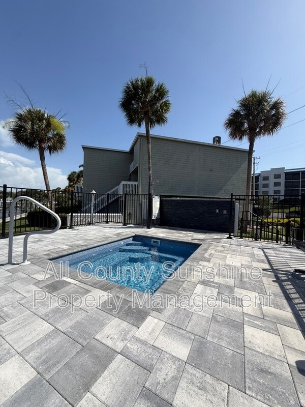 Building Photo - 2424 W Tampa Bay Blvd