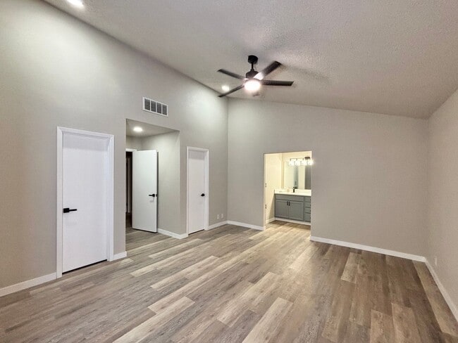 Building Photo - 5202 Metcalf-