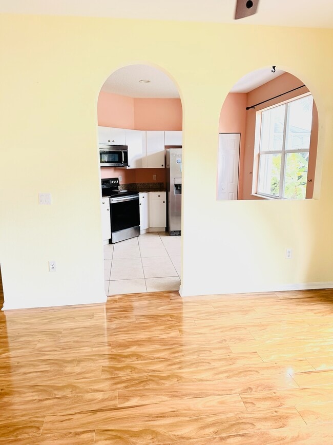 Building Photo - 867 SW Rocky Bayou Ter