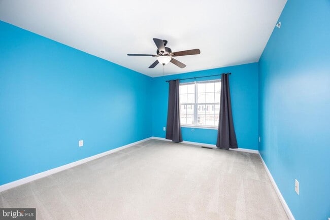 Building Photo - 253 Fairfield Cir W