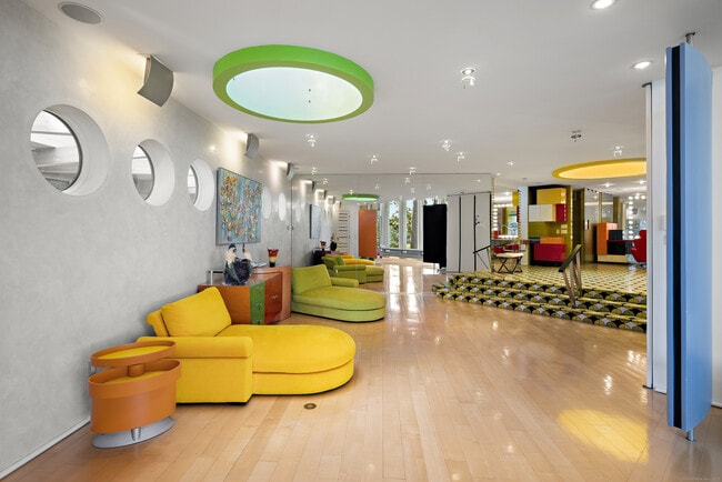 Building Photo - 11 Beachside Common