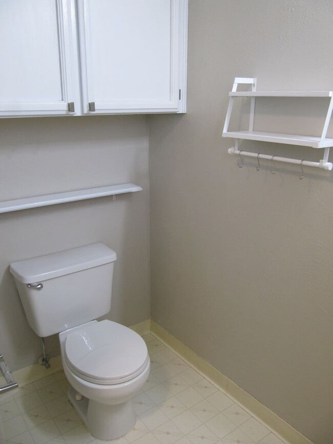 Building Photo - Three Bedroom Home on a Cul-de-sac, Landscaping Provided!