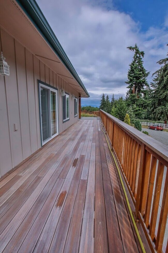 Building Photo - Country Home on Acreage and Pet Friendly!