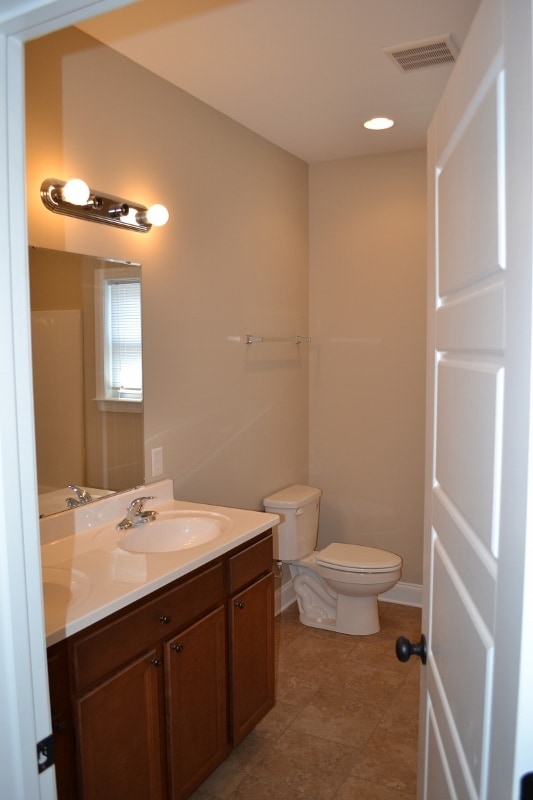 Building Photo - 810 E 10th St