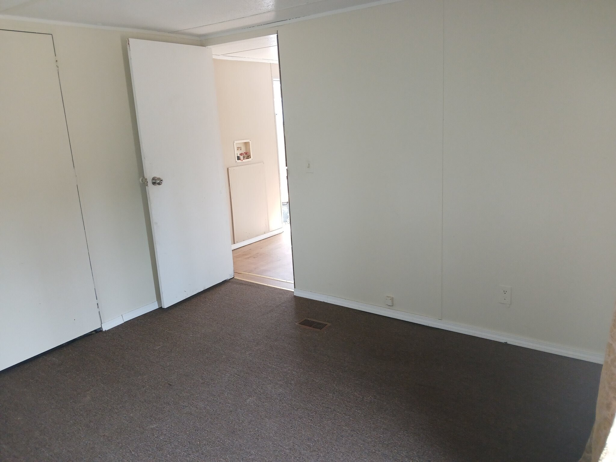 Building Photo - 300 Country Springs Dr