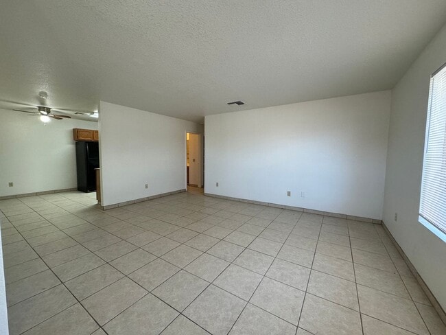 Building Photo - 3BR Duplex with gated yard and Garage