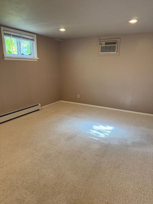 Building Photo - Well Maintained 1 Bed, 1 Bath Apartment