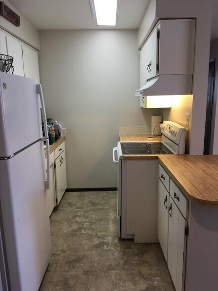 Kitchen - 10102 N Fairview Rd
