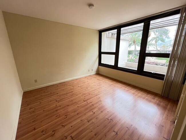 Building Photo - Yacht Harbor Towers (Ala Moana)-1282 sf, 2...