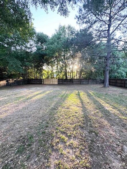 Building Photo - 5661 Fairview Dr