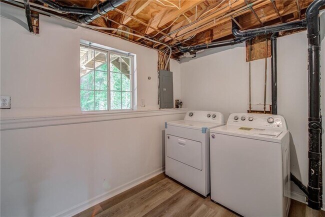 Building Photo - 305 Hembree Forest Cir