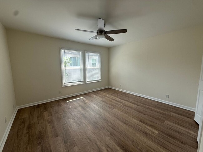 Building Photo - Beautiful Condo in Hillsboro Villlage