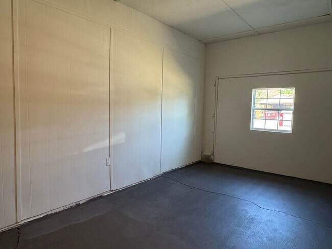 Building Photo - 84 SW 45th St