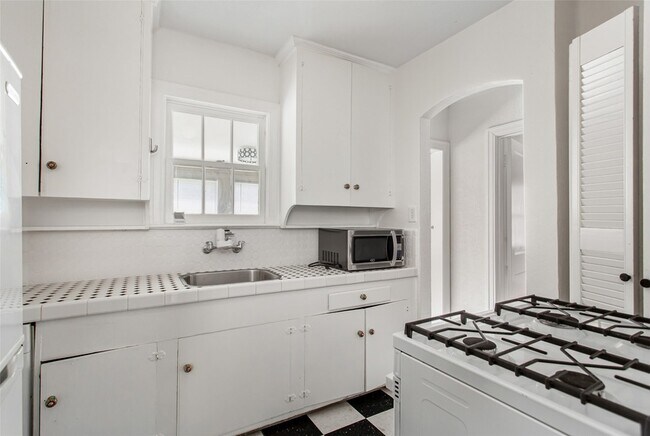 Building Photo - 5918 La Vista Dr