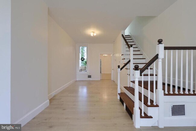 Building Photo - 566 N Plum St