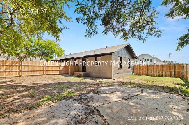 Building Photo - 421 W 6th St