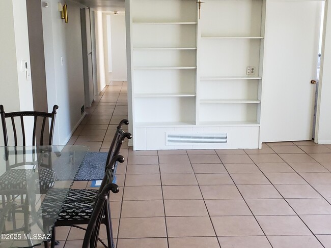 Building Photo - 5520 N Bonita Pl