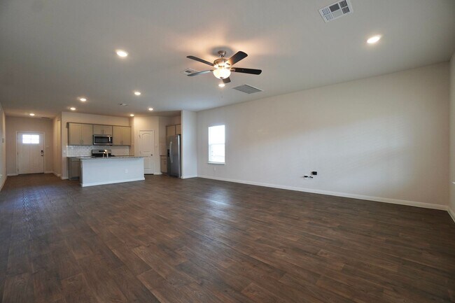 Building Photo - 115 Bethpage Dr