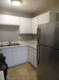 Building Photo - 3 Bedroom 1 & 3/4 Bath Townhouse