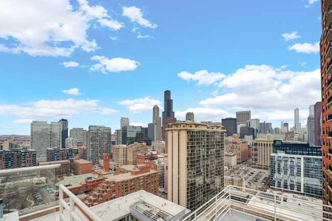 Building Photo - 40 E 9th St