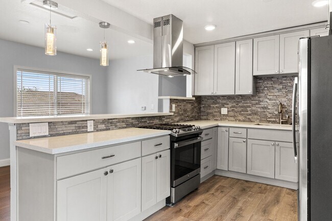 Building Photo - Spacious 4-Bed Oakland Apartment: Modern U...