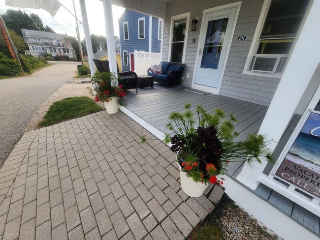 Building Photo - Beautiful Coastal Cottage with Water Views...