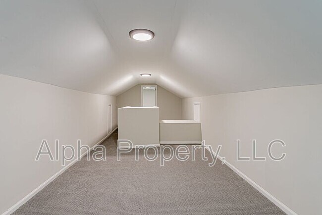 Building Photo - 10 Montana St