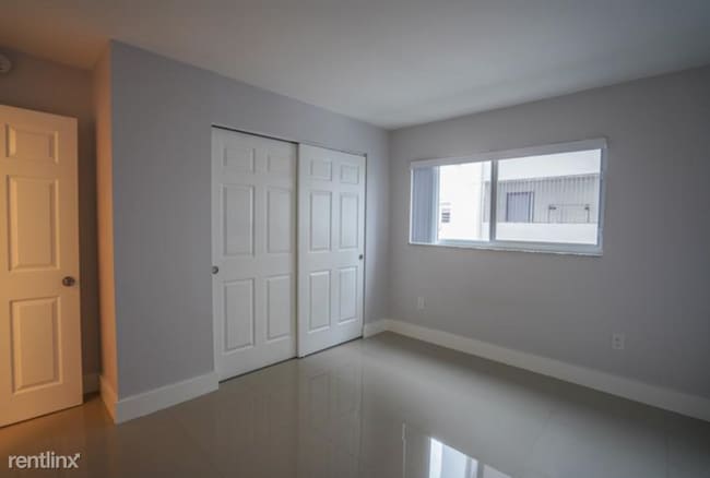 Building Photo - 1986 Biarritz Dr