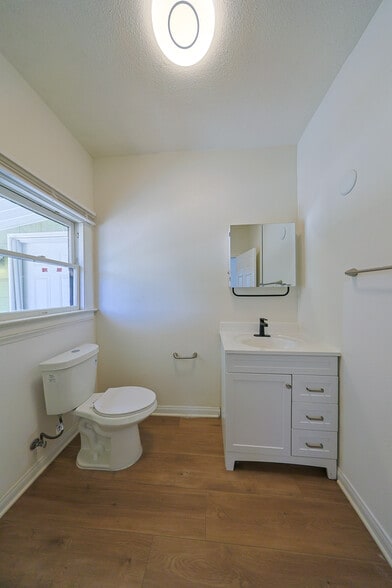 Building Photo - 3525 S Budlong Ave