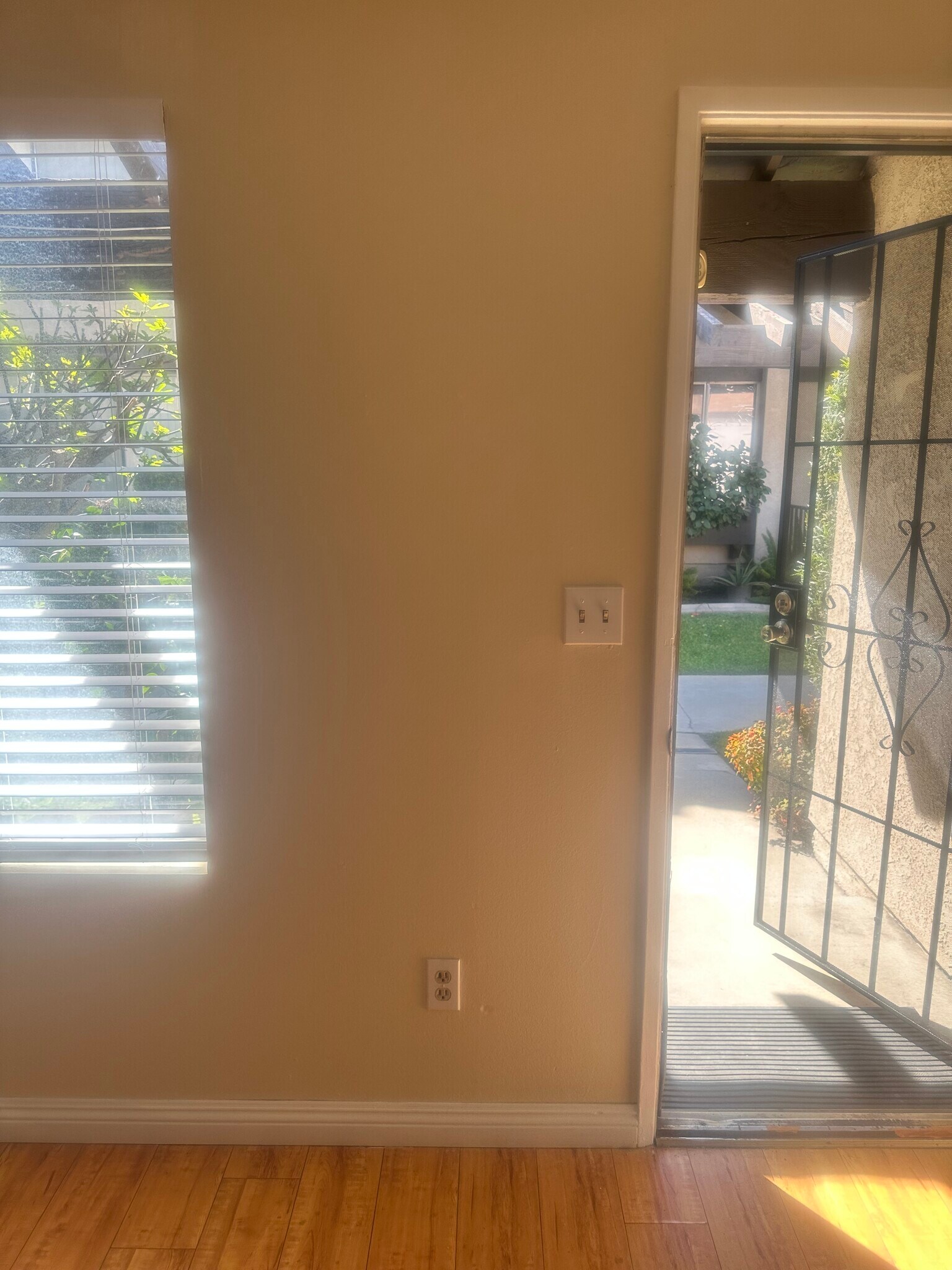 Building Photo - 1082 W Pine St