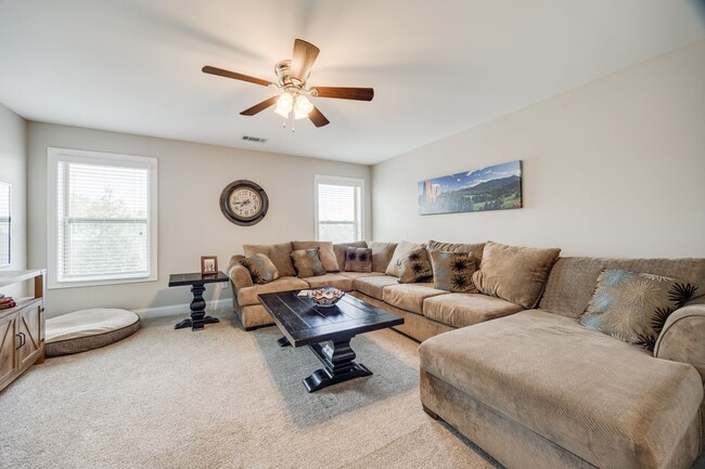 Building Photo - Stunning 4-Bedroom, 3.5-Bath Full Brick Ho...