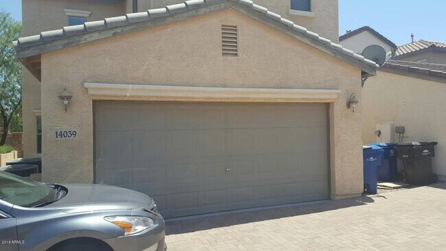 Building Photo - Great 4 bed 2.5 home near community pool!
