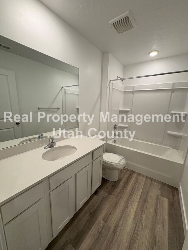 Building Photo - 837 E Oakum Ln