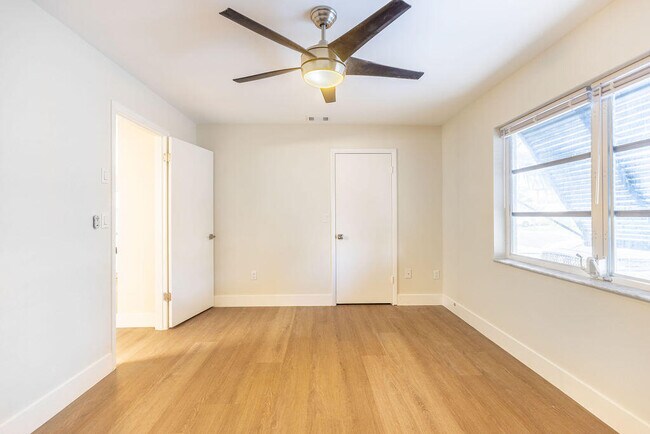 Building Photo - 114 S Lakeside Dr