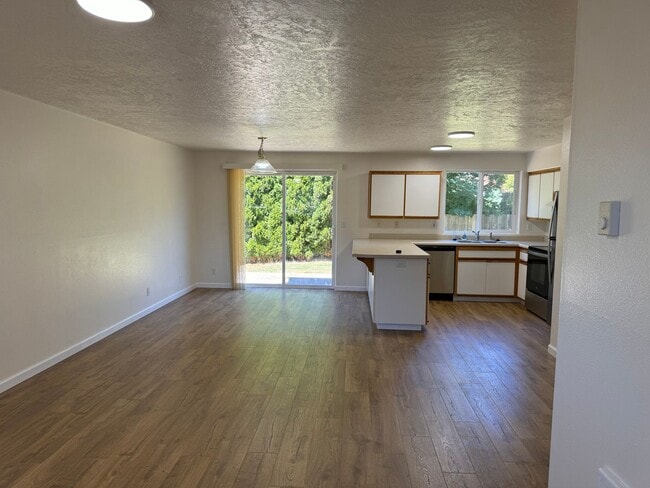 Building Photo - 4 bedroom 1.5 bathroom duplex