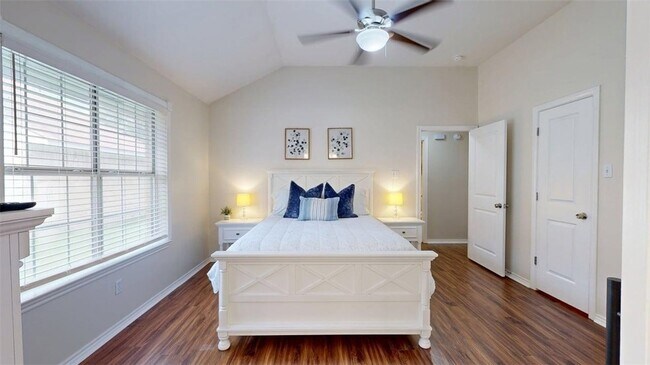 Building Photo - 810 Camellia Ct